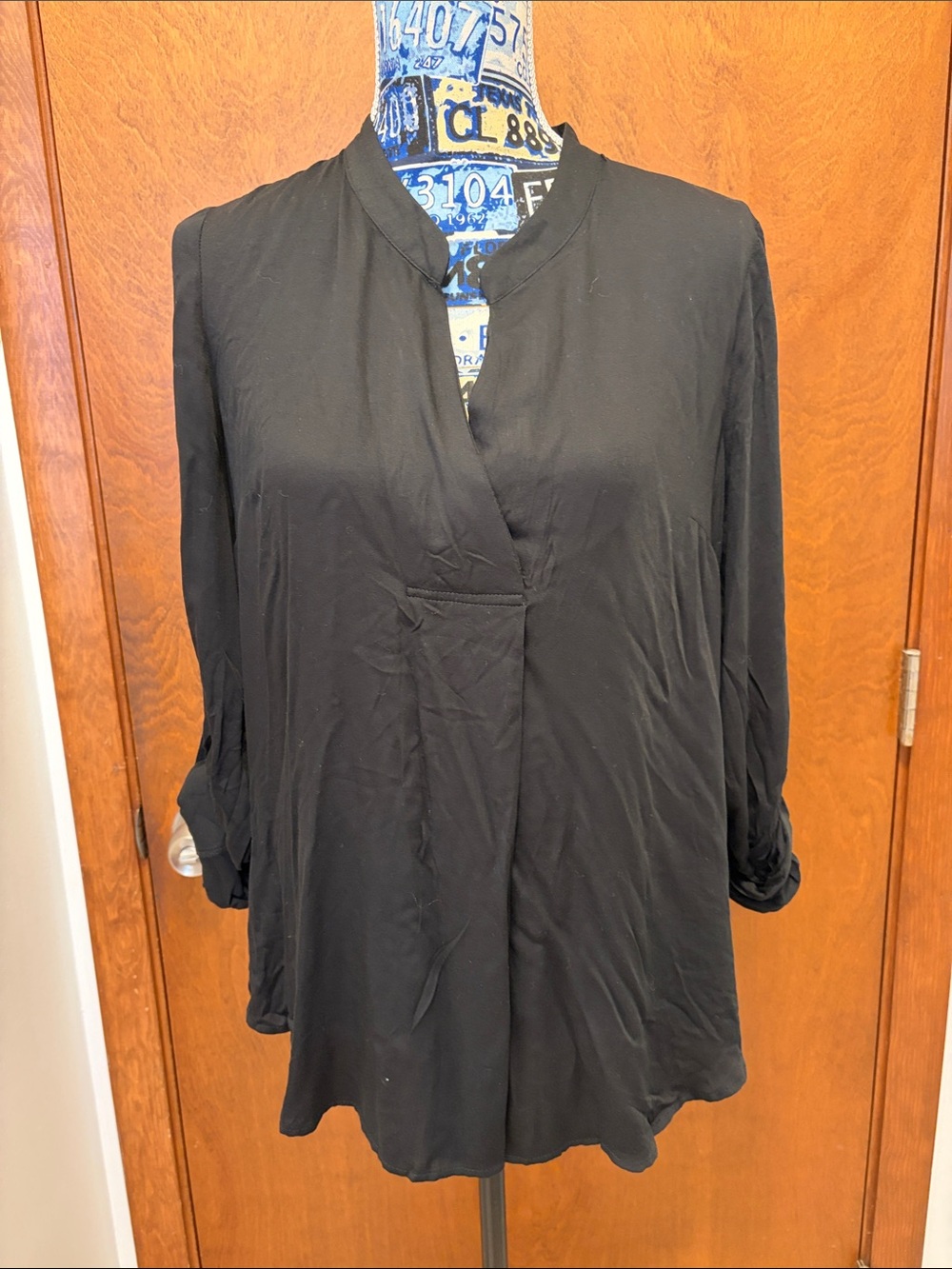 Daniel Rainn V-Neck Roll-Sleeve Tunic Top size medium, NWT